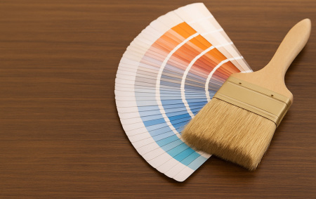 Pinsel auf verschiedenen Farbpaletten zur Auswahl