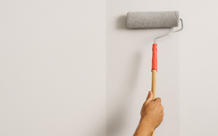 Maler malt mit Walze